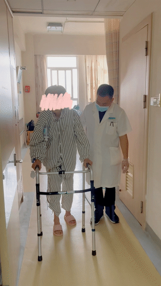 术后第二天，张奶奶下地行走