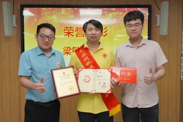 禅城区组织部为梁敏华颁发证书 禅城区组织部为梁敏华颁发证书