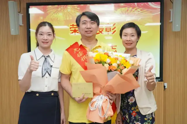 邓爱宜为梁敏华献花 邓爱宜为梁敏华献花