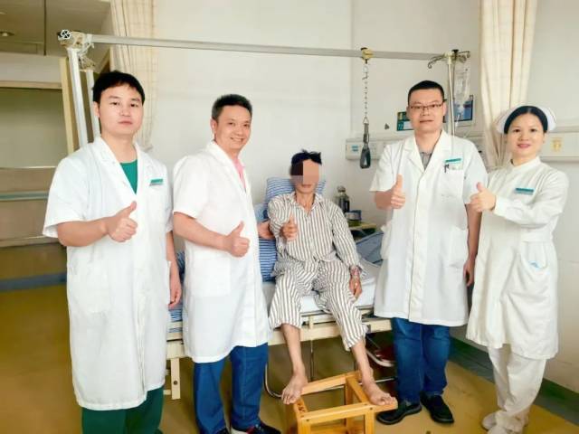 罗先生与邹勇根团队合影
