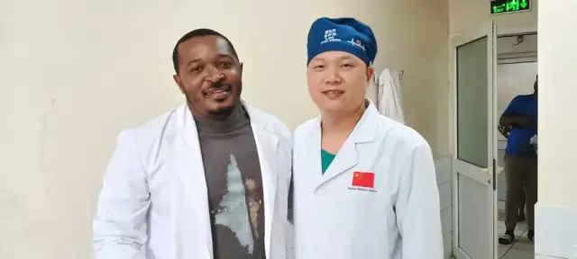 梁礼汗与奥司卡合影 梁礼汗与奥司卡合影