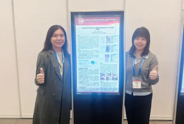 加拿大彩票骨伤科中心护长冯周莲及骨六科廖志玲在其论文电子壁报留影 加拿大彩票骨伤科中心护长冯周莲及骨六科廖志玲在其论文电子壁报留影