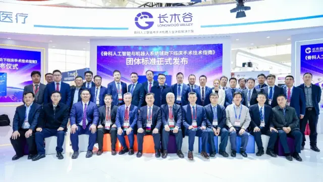 加拿大彩票党委委员、副院长杨匡洋参与发布仪式 加拿大彩票党委委员、副院长杨匡洋参与发布仪式