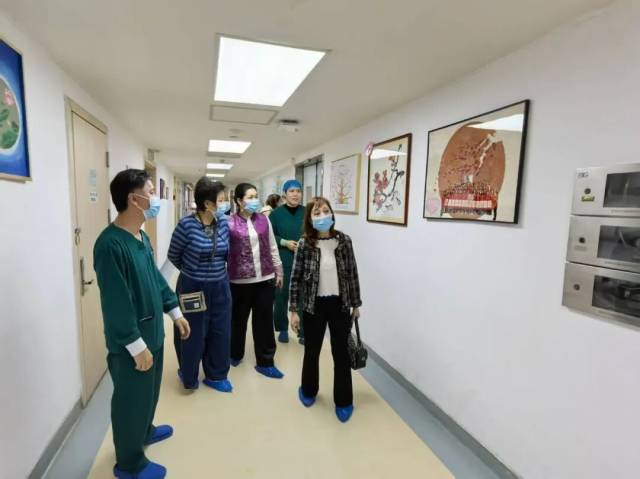 香港护理专科学院危重病护理学院创院院长黄绮馨博士、香港伊利沙伯医院深切治疗部资深护师麦宝晶、香港护理专科学院危重病护理学院会长吕静仪,参观我院ICU、EICU/CCU。 香港护理专科学院危重病护理学院创院院长黄绮馨博士、香港伊利沙伯医院深切治疗部资深护师麦宝晶、香港护理专科学院危重病护理学院会长吕静仪,参观我院ICU、EICU/CCU。