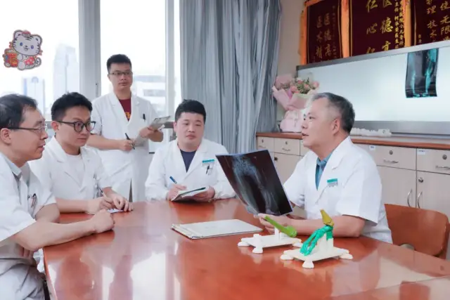 李伟强与科室同事讨论病例(资料图) 李伟强与科室同事讨论病例(资料图)
