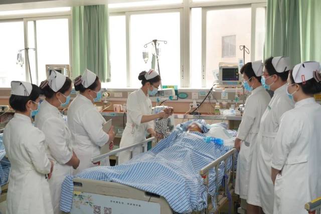 何巧萍在病房带教