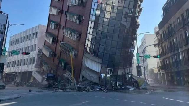 台湾花莲地震，山泥倾泻，轻轨错位，国台办：愿提供救灾协助