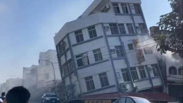 台湾花莲地震7.3级，有建筑倾斜，市民在小店外喊有没有人
