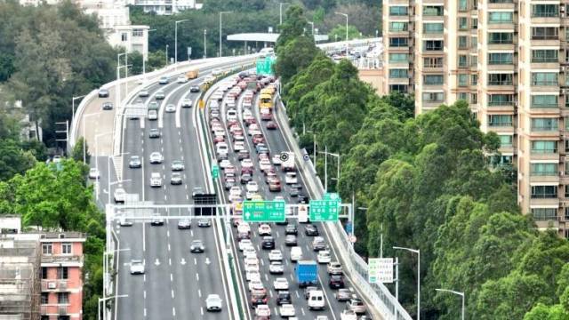 直击清明出城高峰，广州华南快速、中心城区主干道车流较密集