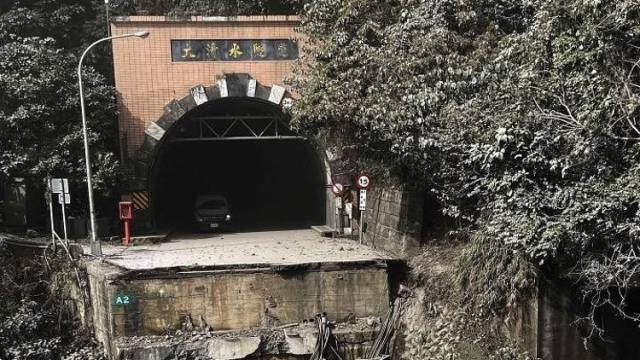 行车记录仪显示花莲强震时苏花公路实况，有车辆被巨石砸中