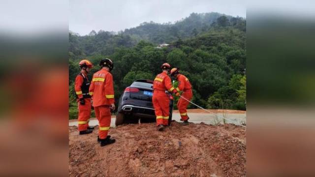 暴雨致车辆被卡在道路边，河源消防牵引助车脱困