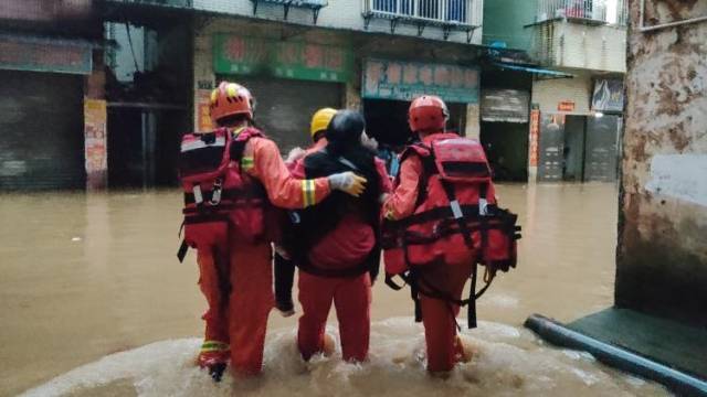 韶关浈江突发暴雨内涝致多人被困，消防紧急转移多名群众