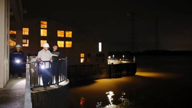 深夜走访清远水利枢纽，工作人员值守一线，开展巡防工作