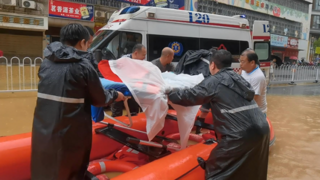 暴雨致韶关多地内涝，武江紧急护送长期卧床老人入院治疗