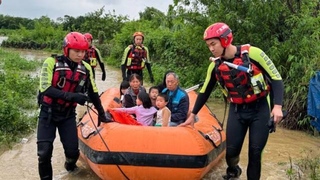 清远英德：持续暴雨引发内涝，消防转移数名受困群众