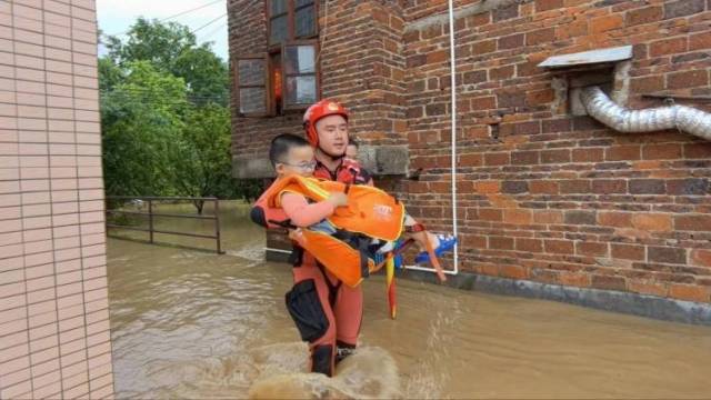 清远连州暴雨内涝，老人儿童被困村屋，消防开橡皮艇转移多人