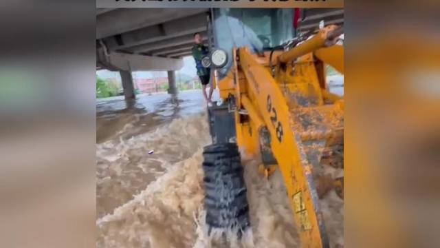 救援艇屡被急流打回，清远阳山救援人员出动装载车转移群众