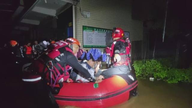 强降雨致学校严重积水，清远消防连夜转移700余名学生