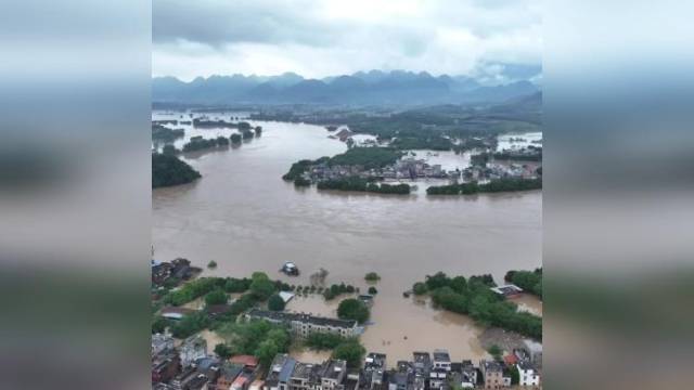 清远英德大湾镇暴雨后变泽国，仍有居民家中坚守