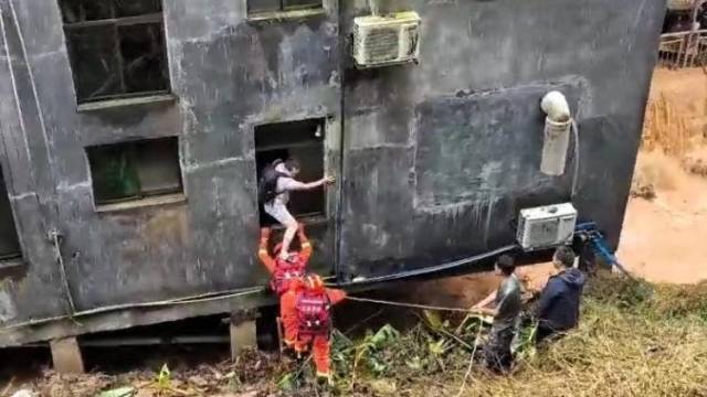 韶关沙溪漂水寨水电站人员被困，消防队员化身救援“人梯”