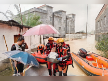 肇庆一村庄内涝，部分居民楼淹过半层！消防员用盆抱幼童转移