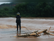 多图直击韶关龙归镇，水位逐渐下降，市场商户清理淤积垃圾