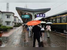 因暴雨滞留韶关的旅客：已获专车接送转移，很幸运赶上了考试