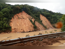 韶关江湾救援进行中，时有泥石滑落，近10公里路障待清除