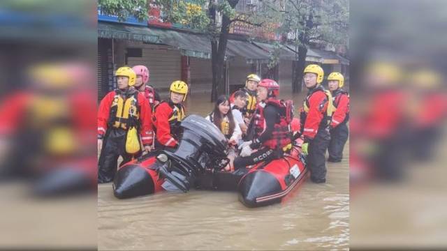 清远英德大湾镇浸水没过车顶！消防员用皮划艇运送居民往返