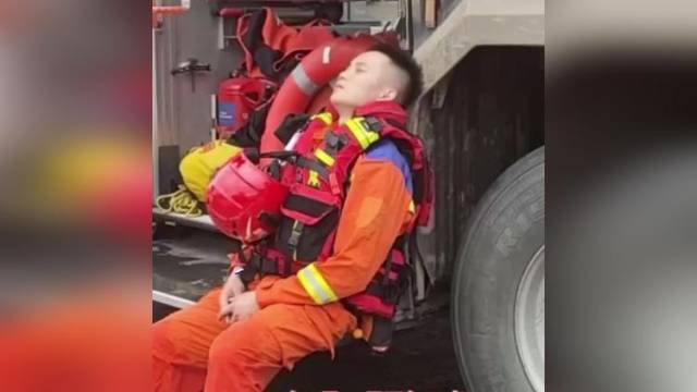 致敬！抗洪一线奋战一天，他坐着睡着了