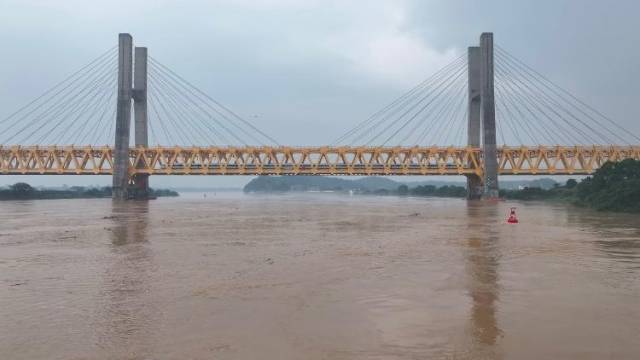 北江洪峰顺利下泄，航拍北江、西江洪水交汇佛山三水