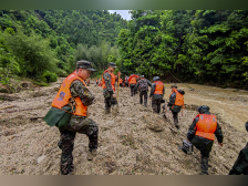 韶关江湾镇防汛救援进行时：直升机运送伤员，持续搜救被困者