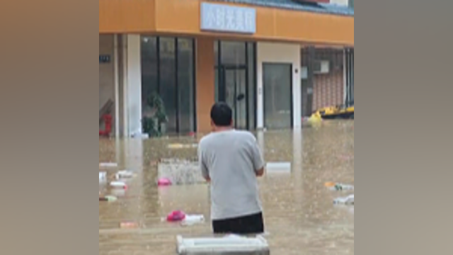 清远英德一小镇遭水浸，消防官兵接送群众进出