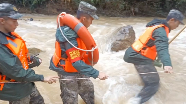 向前向前向前！广东武警挺进韶关江湾镇救援，唱响军歌打气