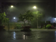 广州电闪雷鸣，暴雨橙色预警正生效！天河出现12级阵风