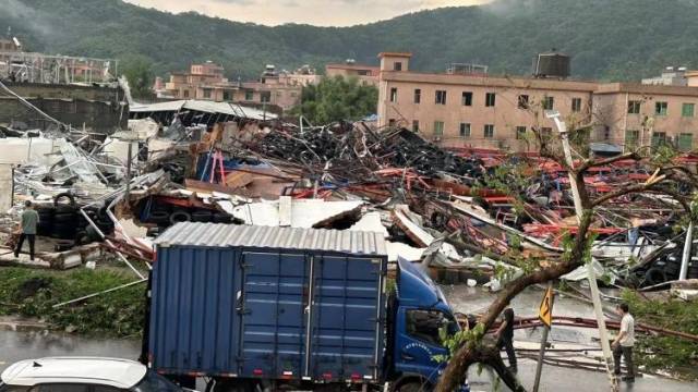 “车都被吹翻了！”亲历者回顾广州强龙卷风袭来的求生经历