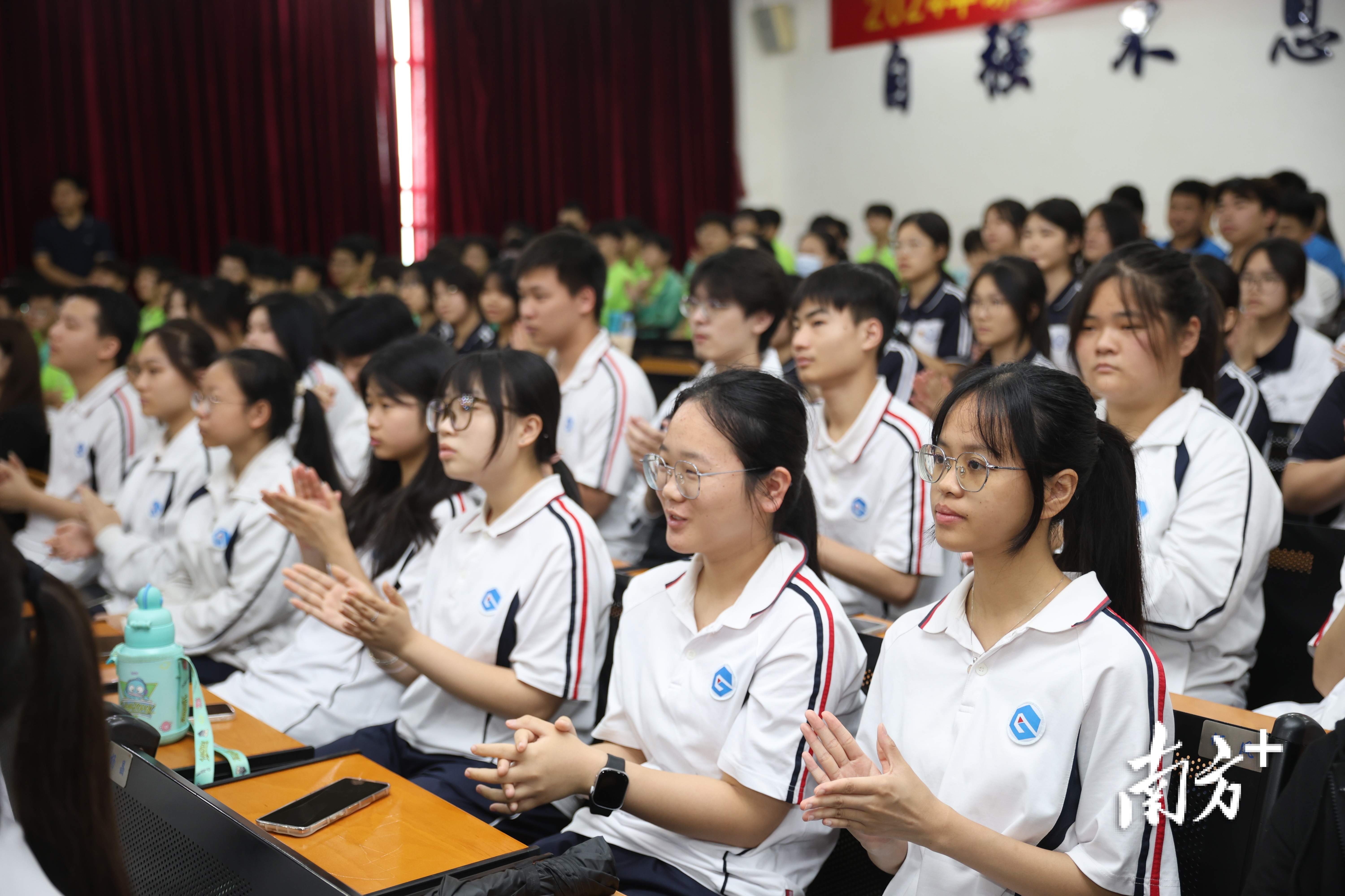 同学们认真听讲。 南方+ 关铭荣 拍摄