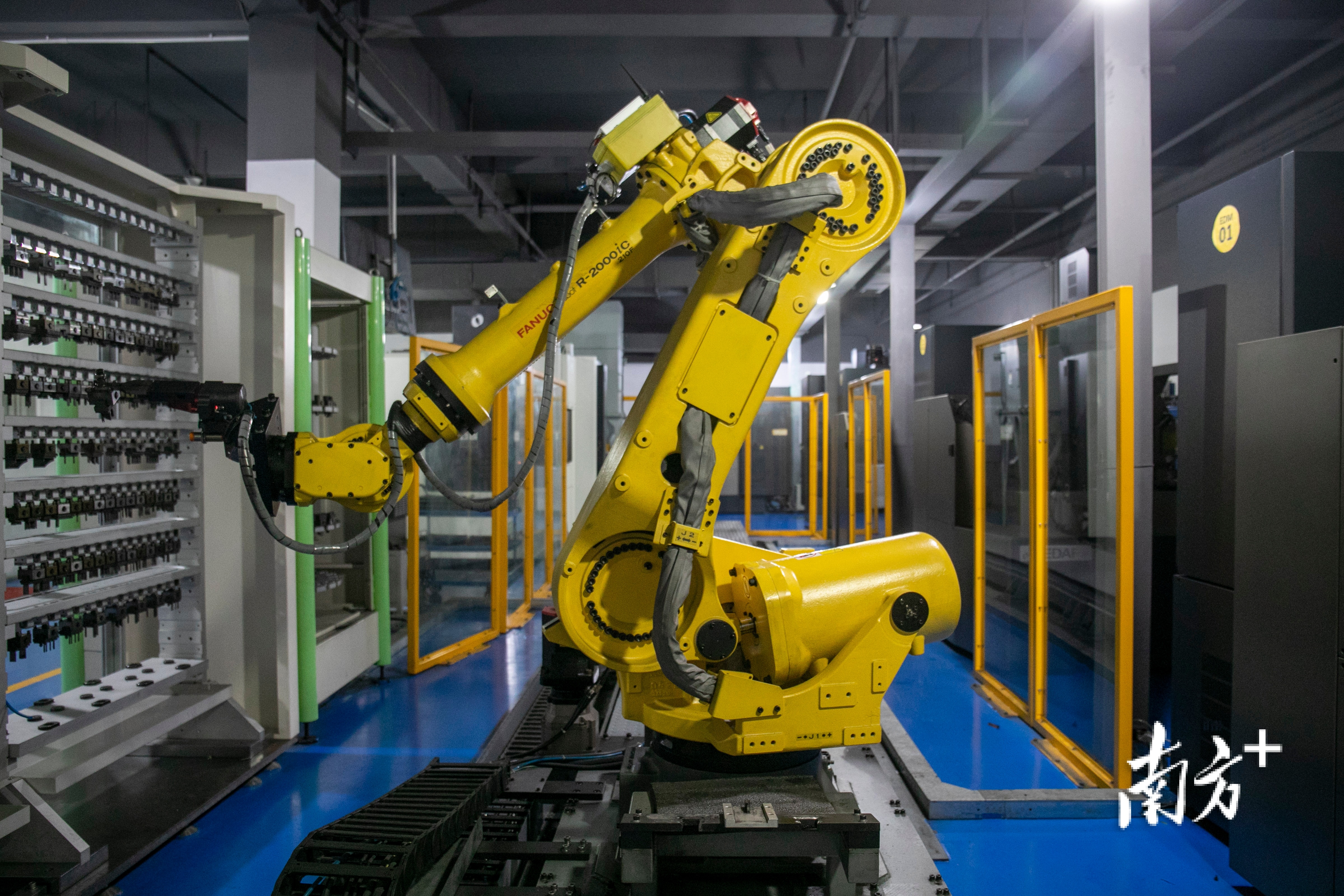  工业机器人挥臂“起舞”。