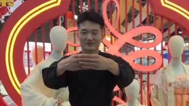 山东菏泽曹县汉服亮相深圳文博会，马面裙最受市民欢迎