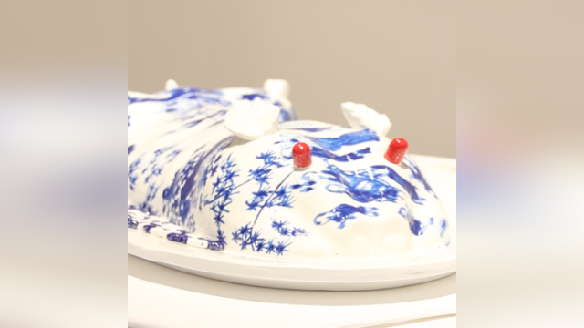 青花瓷烤香猪、塑料瓶拖鞋，香港设计师的精神状态好超前