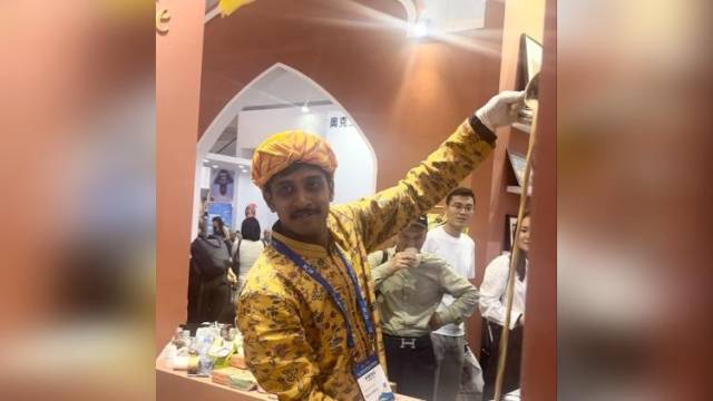 来文博会撩外国朋友：印度小姐姐用中印两国元素设计服装