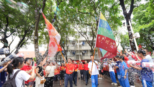 醒狮战鼓，梦想泡泡漫天飘舞，又一届高考学子踏上征途