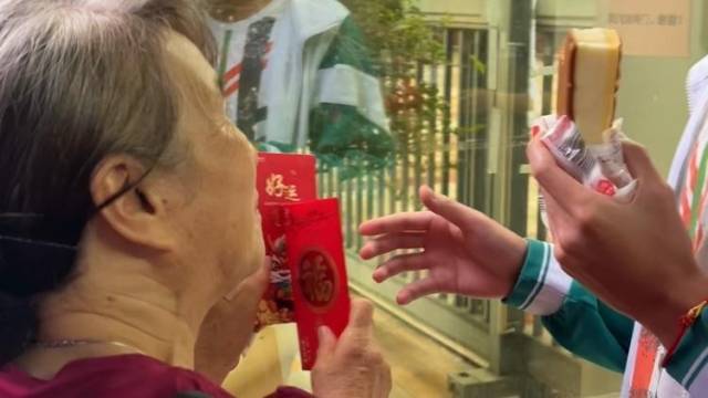 高考首日，广州高考生家长准备“985”“666”红包送考