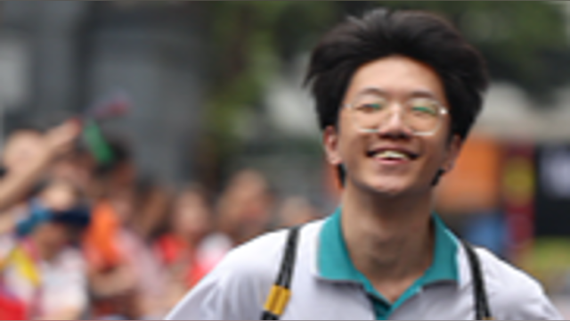 当高考遇上端午，广州第六中学考场外，考生跃起头顶“高粽”