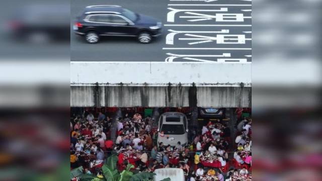 广州房东高架桥底摆开龙舟饭，650围热气升腾仪式感满满