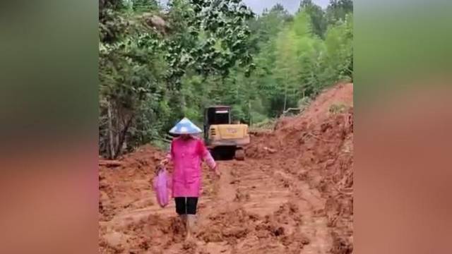 梅州暴雨致省道S036多处塌方，当地称预计今晚可抢通道路