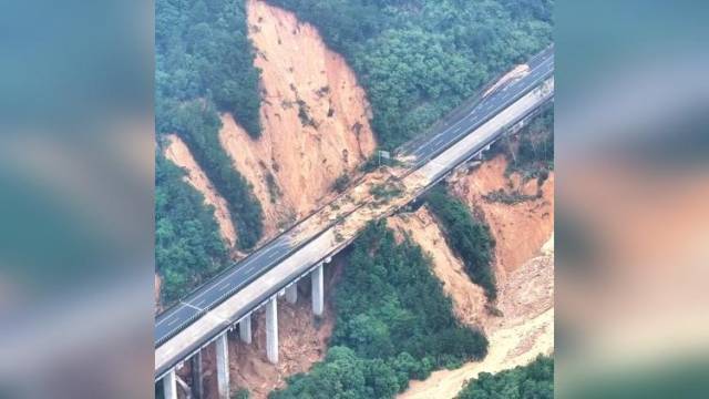 受暴雨影响，梅州蕉岭县部分高速路段坍塌，供电设施浸水受损
