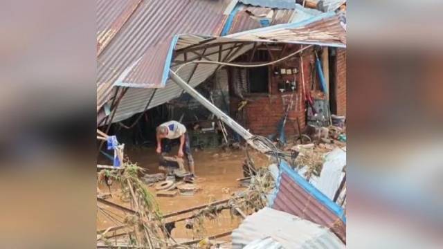 探访洪水退去后的梅州：水位最高时淹到二楼，村民们正在清淤