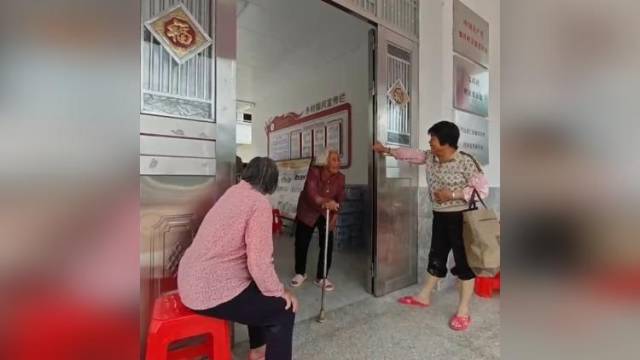 梅州受灾村党群服务中心成群众安置点，热水及食物供应齐全