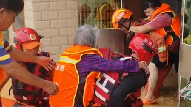 汕头消防59名救援人员连夜驰援梅州抗洪，已成功营救75人